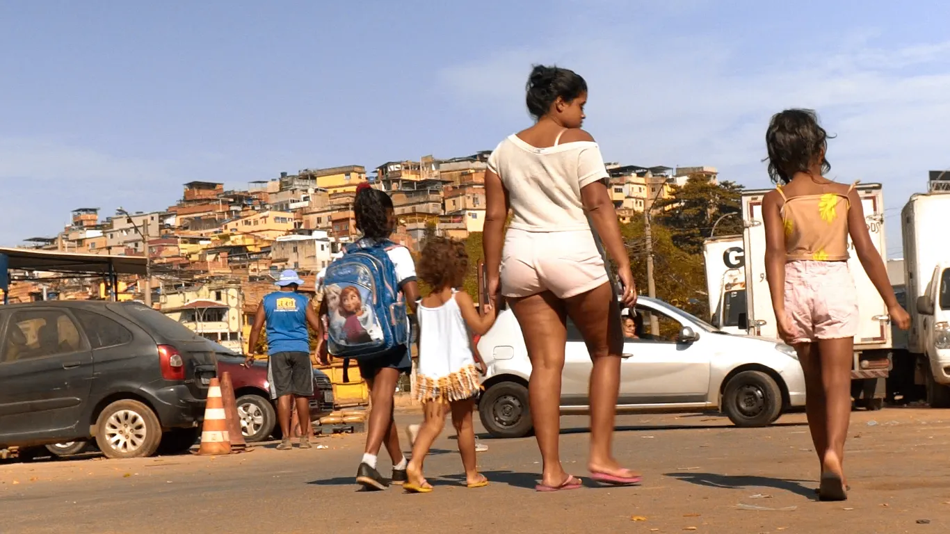 Poster do vídeo Educação na Mira