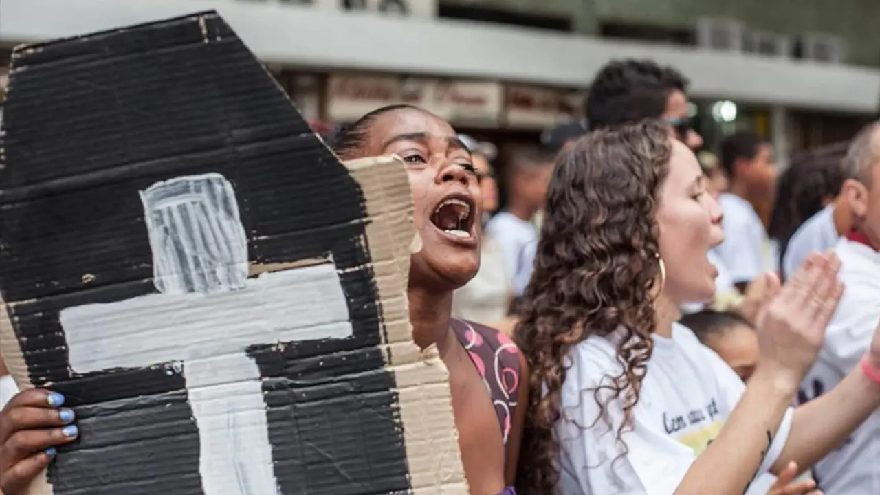 Poster do vídeo Linha de Frente